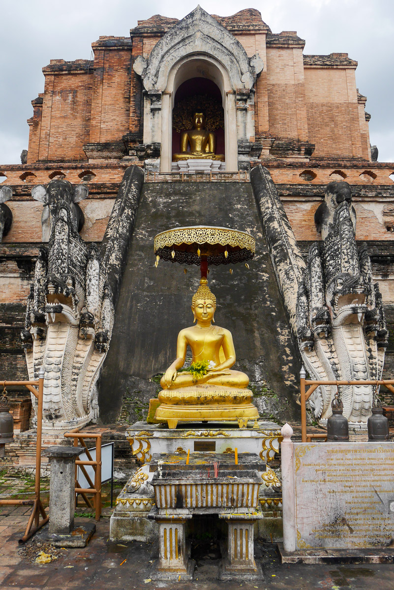 Wat Chedi Luang w Chiang Mai
